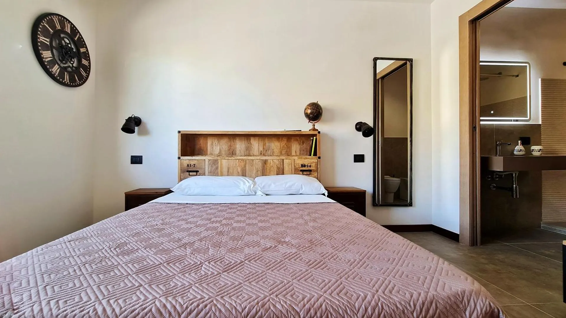 Apartment The Blue Ad Red Rooms Bagheria Italy
